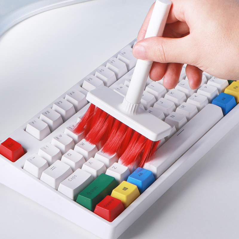 CleanMaster Pro – Effortlessly Deep Clean Keyboards and Headphones