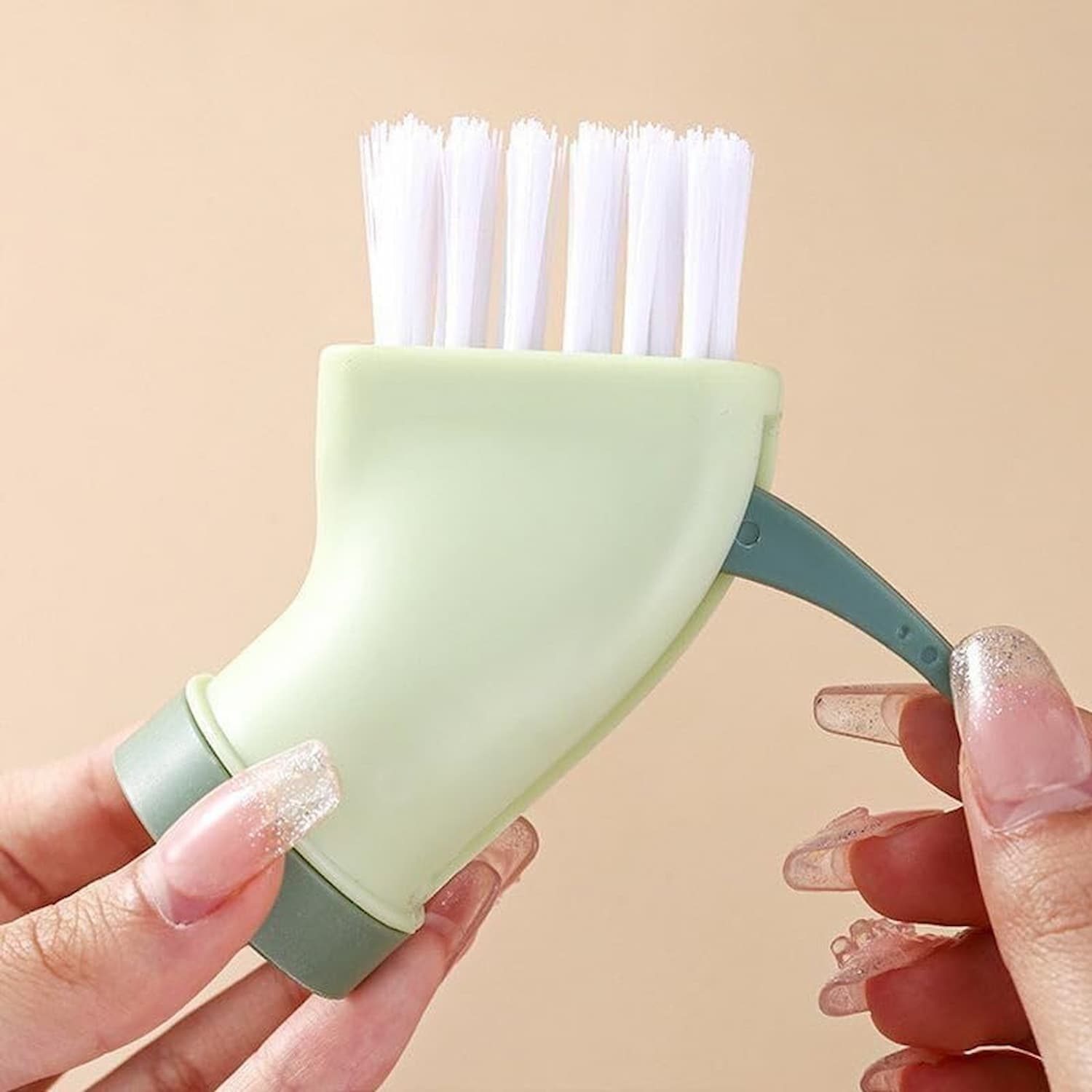 BottleScrubber – Turns every bottle into a power cleaning brush!